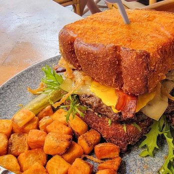 Deck. - Brunch Burger - Hawaiian Near Me - Honolulu, Hawaii Deck. - Brunch Burger - Hawaiian Near Me - Honolulu, Hawaii