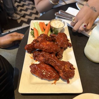Mom's Kitchen & Bar - Chicken wings - Comfort Food Near Me - New York, New York
