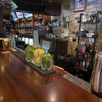 Elephant & Castle - Bar seating is FCFS - Pubs Near Me - Chicago, Illinois