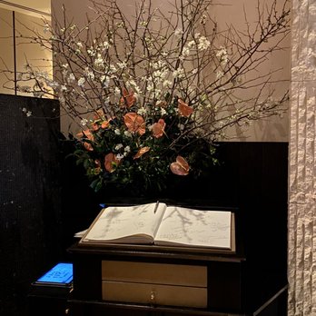 Per Se - Foyer fresh flowers and desserts in the main dining area (fresh floors again) - French Near Me - New York, New York Per Se - Foyer fresh flowers and desserts in the main dining area (fresh floors again) - French Near Me - New York, New York