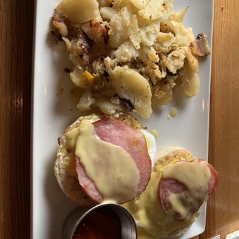 Taphouse 15 - Eggs Benny: toasted english muffin, poached egg, canadian bacon, hollandaise sauce, hash browns - Bars Near Me - Jefferson, New Jersey