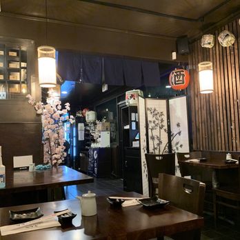 Kimu Sushi - Entrance to the seating area from the bar. - Sushi Bars Near Me - Long Beach, California