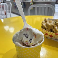 Big O's Classic Candy & Ice Cream - Regular sized ice cream - toasted marshmallows with fruity pebbles