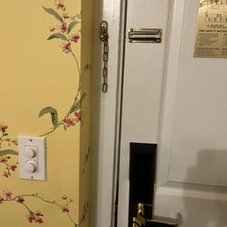 Lilac Tree Suites & Spa - Broken room chain lock