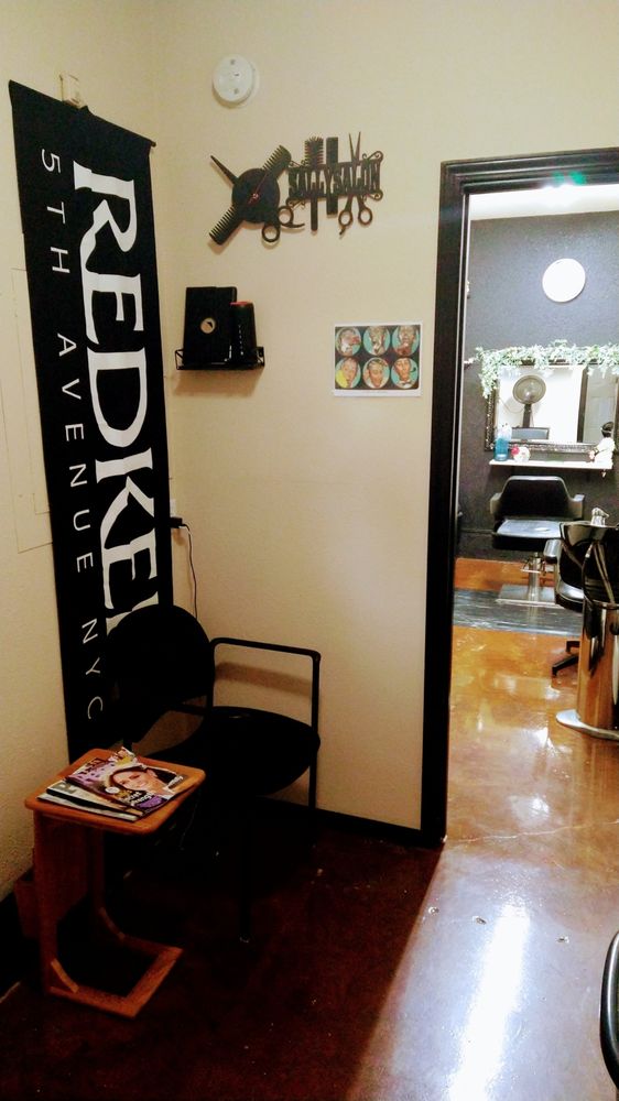 Last Tangle Hair Salon Logo