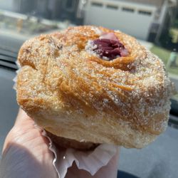Pollen Coffee & Flowers - Seasonal cruffin (July 2024)