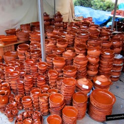 Mercado de L'Escuraeta - Utensilios de cocina en barro de todos los tamaños, estas pirámides de artesanía se ven en cada esquina.
