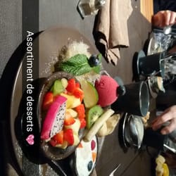 Dar El Siam - On fait passer le tout avec l'assortiment de desserts ( soupe tapioca, salade de fruit, nem banane et chocolat avec un sorbet fruit rouge )