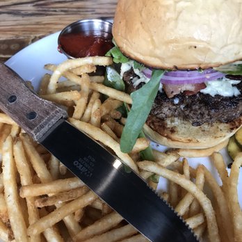 Henni's Kitchen and Bar - Burgers Near Me - White Salmon, Washington