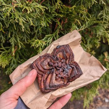 Le Conciliabule Lab - Kouign Amann, au chocolat - Bakeries Near Me - Toronto, Ontario