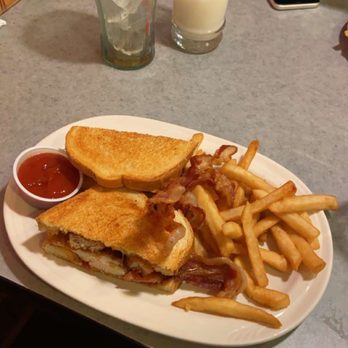 Friendly's - Burgers Near Me - Liverpool, New York