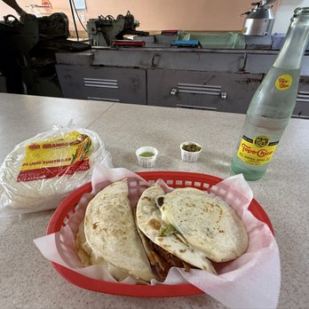 Tortilleria Rio Grande - Taco de pollo en mole rojo, taco de papas con chile verde y queso, Gordita de rajas con queso - Mexican Near Me - Austin, Texas Tortilleria Rio Grande - Taco de pollo en mole rojo, taco de papas con chile verde y queso, Gordita de rajas con queso - Mexican Near Me - Austin, Texas