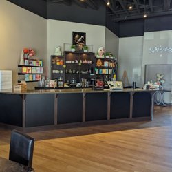 Cake Creations - Always clean and cheerful -- come on by and bring your friends. It's a great place to hang out!
