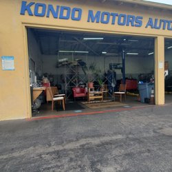 Kondo Motors Automotive - Entrances to the front office and the waiting area