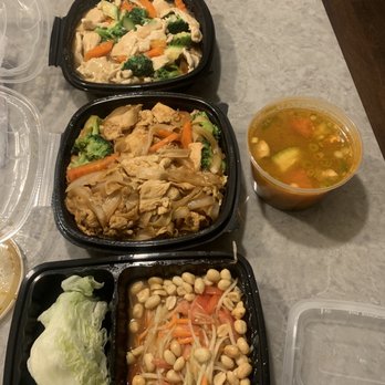 Bangkok Thai Restaurant - Papaya salad, pad see eiw, lard nar, and tom yum - Chinese Near Me - Stow, Ohio