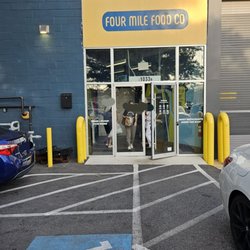 Que Rico - The pick up entrance.