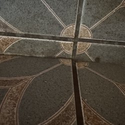 Knights Inn Wildersville - Dirty stained floor