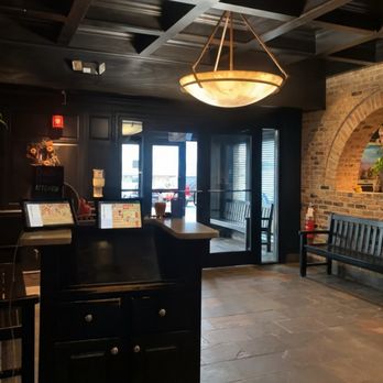 Cheddar's Scratch Kitchen - Foyer. - American Near Me - Knoxville, Tennessee