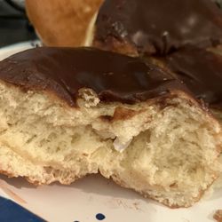 Weis Markets - The ridiculous donuts I paid for that were supposed to be filled with Angel creamto But no Terrible