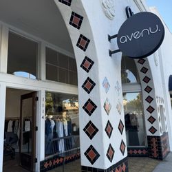 Avenu - Outside