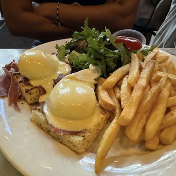 Ainslie - Eggs Benedict - Beer Gardens Near Me - Brooklyn, New York