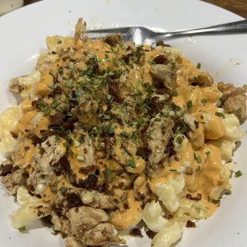 Jefferson's - Loaded Sauced Mac (Local Favorites) with spicy garlic parmesan - Burgers Near Me - North Kansas City, Missouri