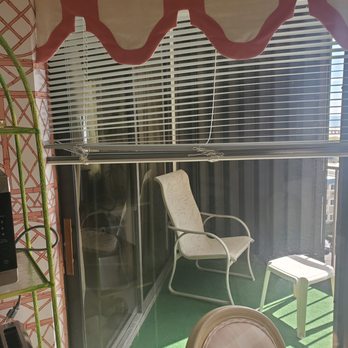 Maisons-Sur-Mer - Broken blind in kitchen - Resorts Near Me - Myrtle Beach, South Carolina