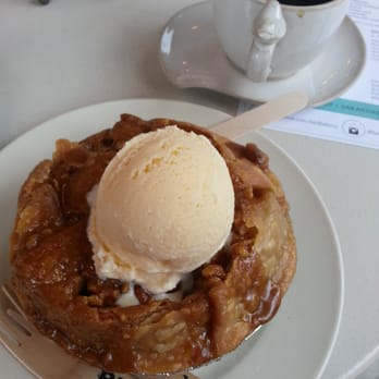 Bird Bakery - apple pie with vanilla ice cream - Desserts Near Me - San Antonio, Texas