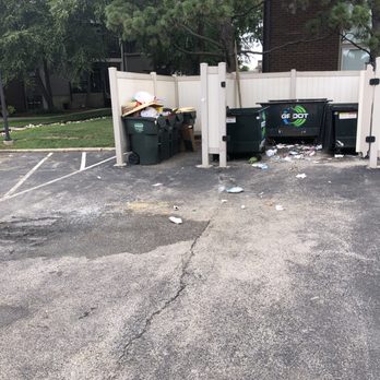 Williams Reserve - Constants garbage and broken glass in the parking lots. - Apartments Near Me - Palatine, Illinois