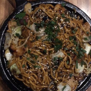 Coffee Kkot - Shanghai Noodles, the most flavorful dish I have had in a long time! Still blazing hot (temperature-wise) and semi-spicy. Yum! - Korean Near Me - Ciudad de México, DIF