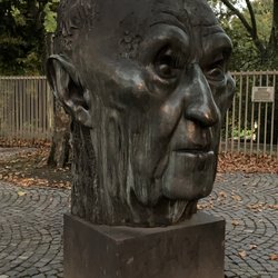 Adenauerkopf vor dem ehemaligen Bundeskanzleramt - ... Ansichten ...