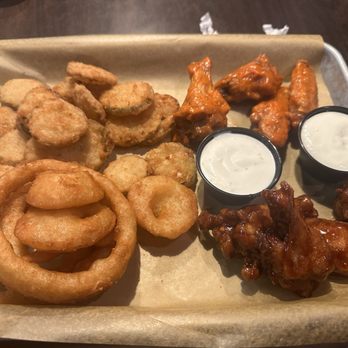 Buffalo Wild Wings - Ultimate Sampler meh - American Near Me - Wayne, New Jersey
