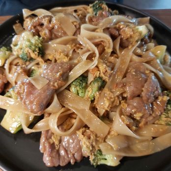 White Lotus Cafe - Pad see ew - Cafes Near Me - Colorado Springs, Colorado