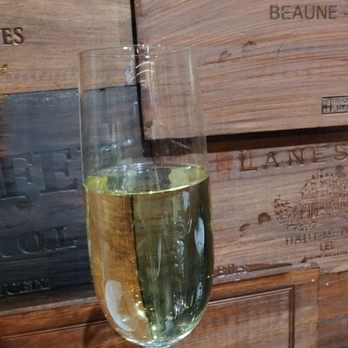 Le Bistro - Sparkling white - French Near Me - Vienna, Virginia