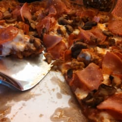 B and B Bar & Grill - Amazing pizza!!