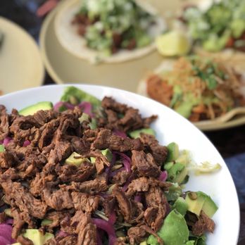 Machete Tequila + Tacos - De La Casa Salad with steak and avocado slices - Mexican Near Me - Denver, Colorado Machete Tequila + Tacos - De La Casa Salad with steak and avocado slices - Mexican Near Me - Denver, Colorado