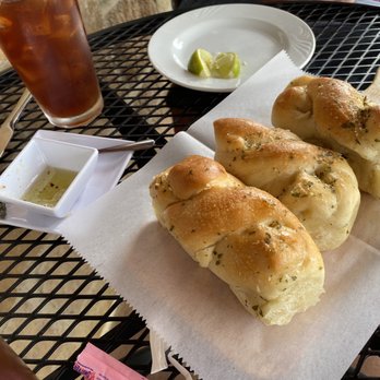 Noli's Vite - Complimentary garlic knots with olive oil - Pizza Near Me - New Braunfels, Texas