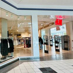 H&M - Entrance to store
