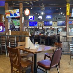 Moe's Original Bar B Que - Bar area
