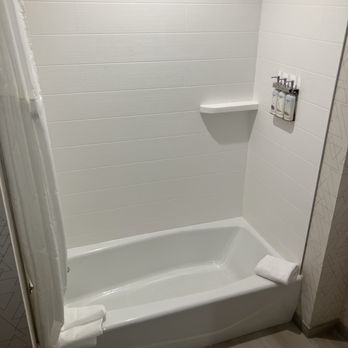 Holiday Inn Express Anchorage - Bath/shower - Hotels Near Me - Anchorage, Alaska