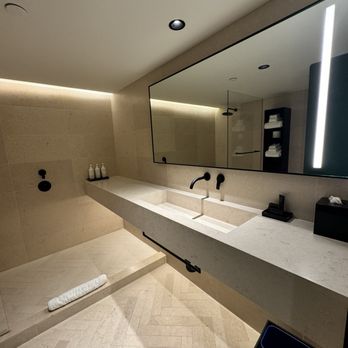 The Satire - Hotel room bathroom - Hotels Near Me - Alexandria, Virginia The Satire - Hotel room bathroom - Hotels Near Me - Alexandria, Virginia
