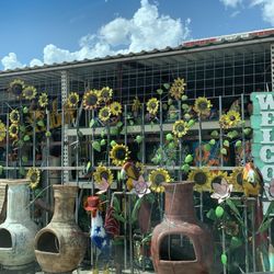 Hardwick ' s Farmer's Market - Lots of metal yard art