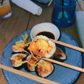 Poza - Spicy Tuna Roll* - Wine Bars Near Me - Beverly Hills, California