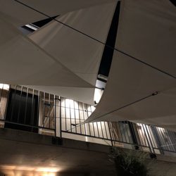 Joséphine à Table - Telle la voilure d'un joli bateau, nous avons bien apprécié de trouver un coin d'ombre pour nous préparer à passer une bonne soirée.