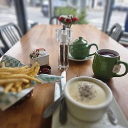 Pelville Coffee & Pastry - Clam chowder, fries and tea