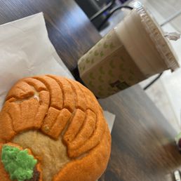 Pumpkin filled concha with 3 Deseos latte
