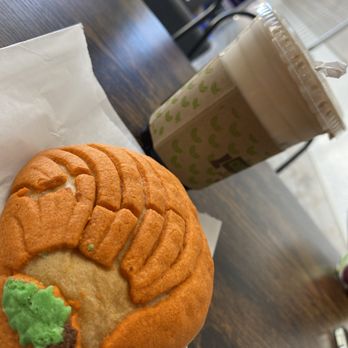 Hach Ki Cafe - Pumpkin filled concha with 3 Deseos latte - Bakeries Near Me - Houston, Texas