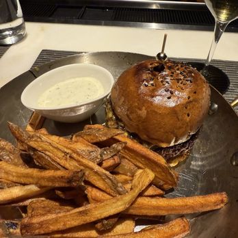 Amelia Gene's - Burger (late night only at bar) - Bars Near Me - Memphis, Tennessee