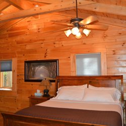 Country Charm Log Cabins - Honeymoon Bedroom