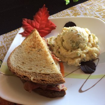 Pink House Cafe - Cafes Near Me - Independence, Oregon